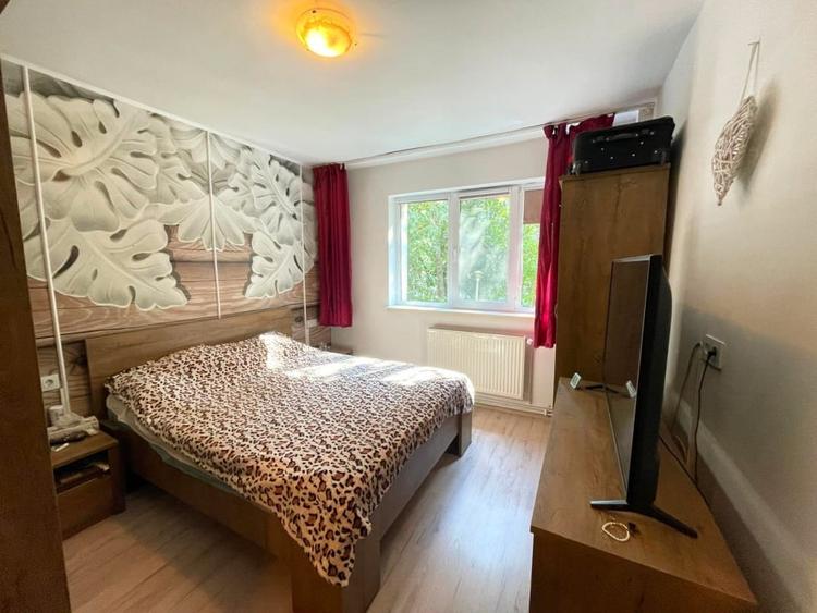 Apartament cu 3 camere semidecomandat, mobilat în Podu Roș