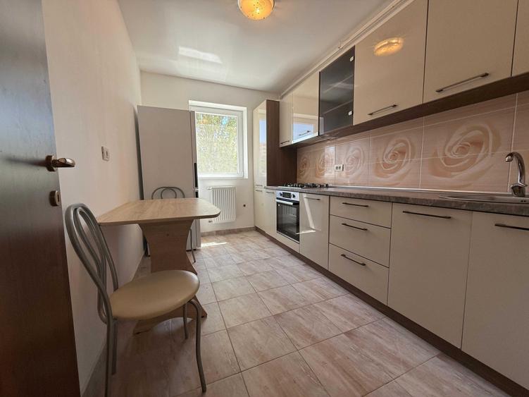 Proprietar inchiriez apartament 3 camere - 1