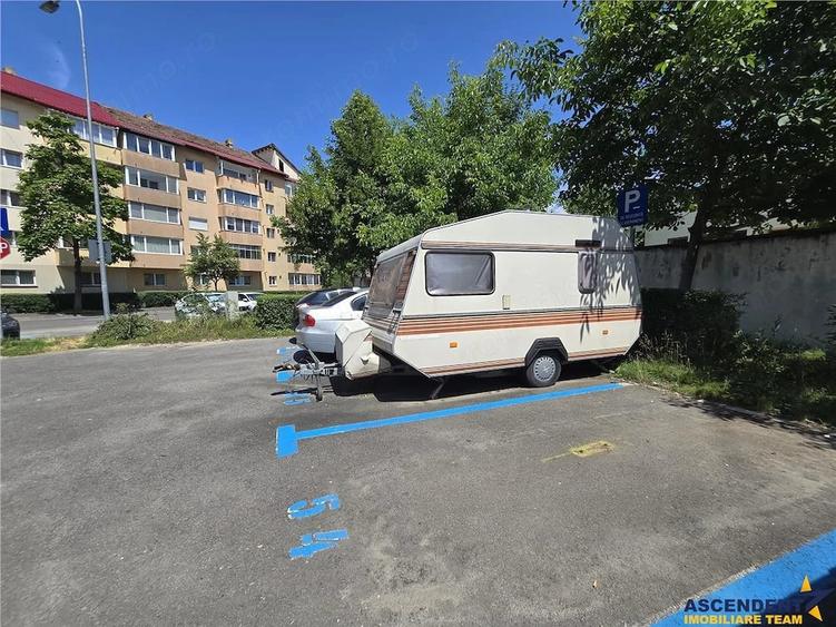 Apartament cu 3 camere decomandat în Noua
