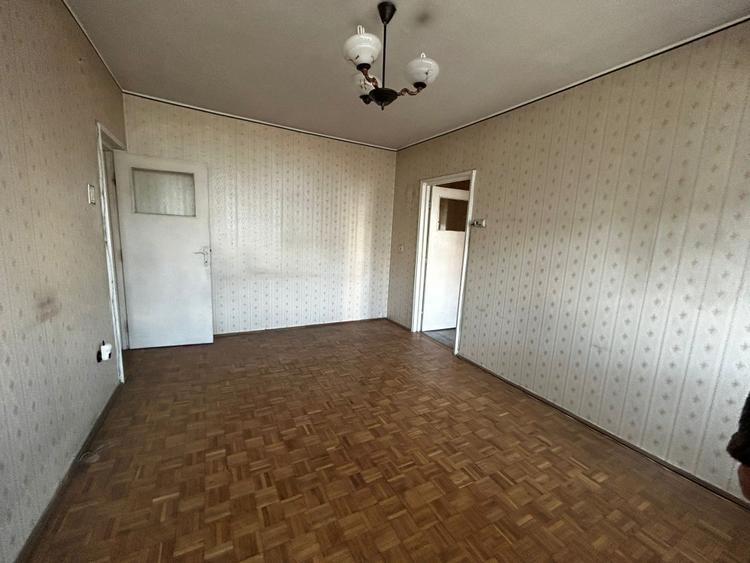 Apartament cu 3 camere semidecomandat în Independenței