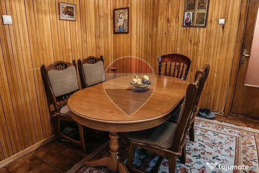 Casă cu 7 camere cu Teren 676 Mp în Valea