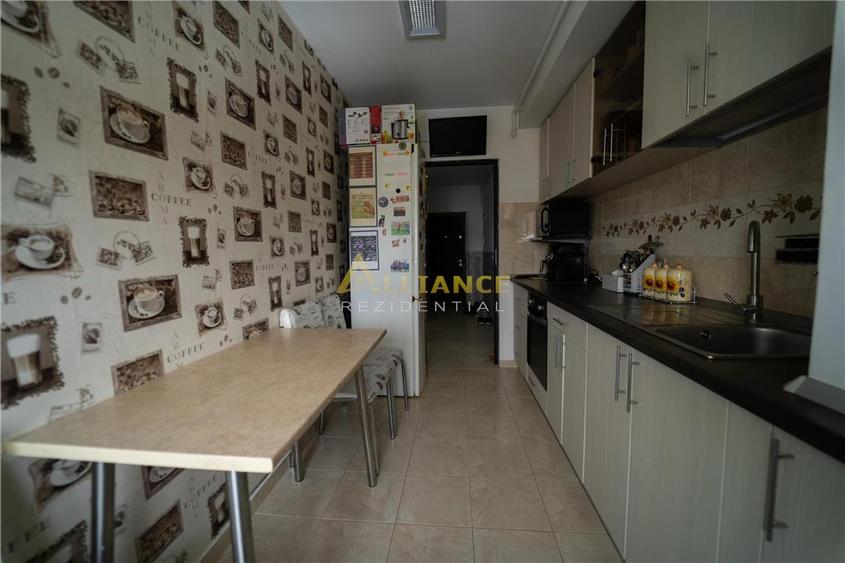 Apartament cu 3 camere decomandat, mobilat în Central