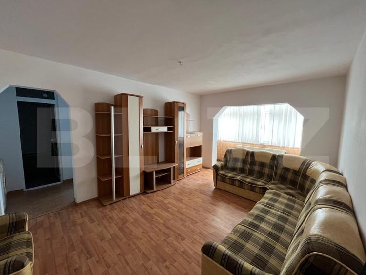 Apartament cu 3 camere semidecomandat, mobilat în Rovinari