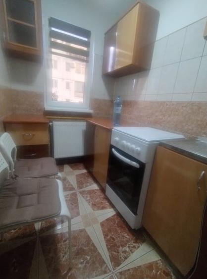 Apartament cu 2 camere semidecomandat, mobilat în Vălenii de Munte