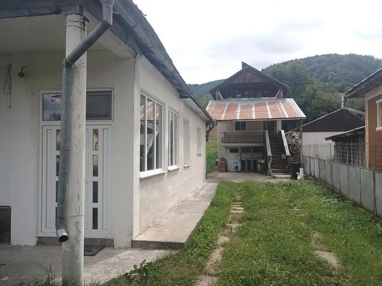 Casă cu 5 camere în Văleni