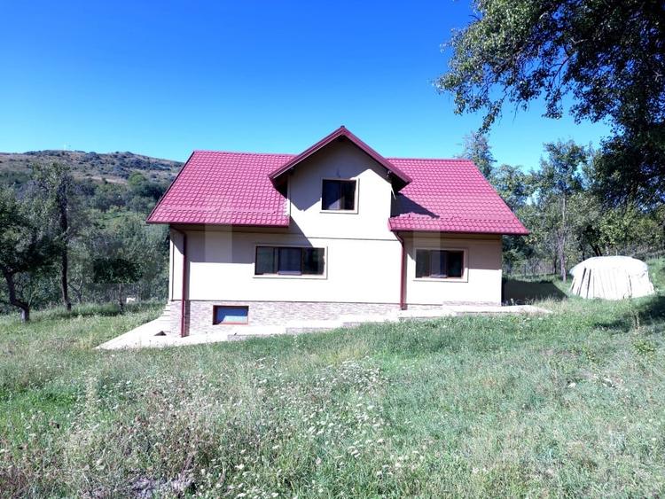 Casă individuală cu 6 camere cu Teren 3000 Mp în Runcu