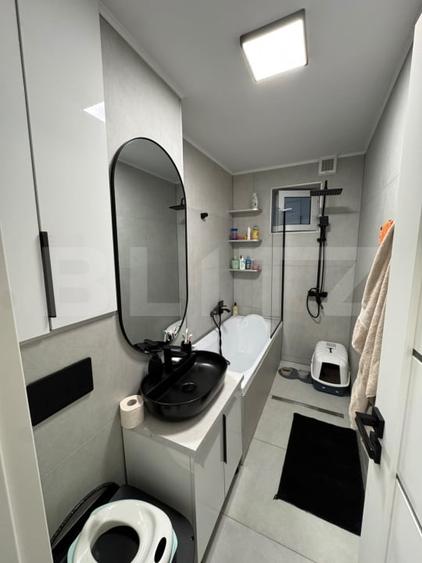 Apartament cu 3 camere semidecomandat, mobilat în Central