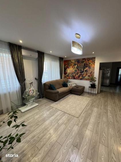 Casă cu 7 camere cu Teren 670 Mp în Recea