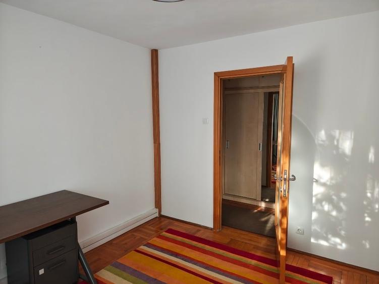Apartament cu 3 camere semidecomandat, mobilat în Titan