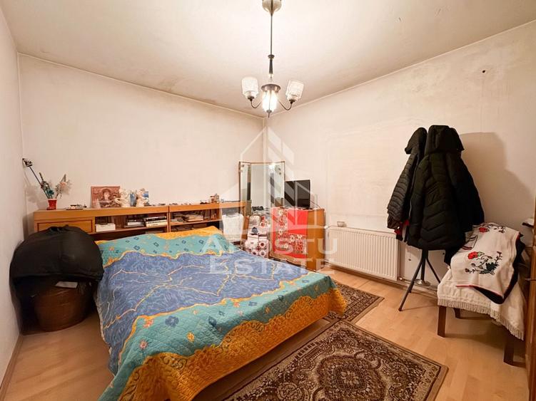 Casă individuală cu 8 camere cu Canalizare în Fratelia