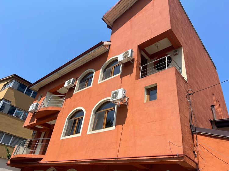 Casă individuală cu 10 camere cu Canalizare în Barbu Văcărescu
