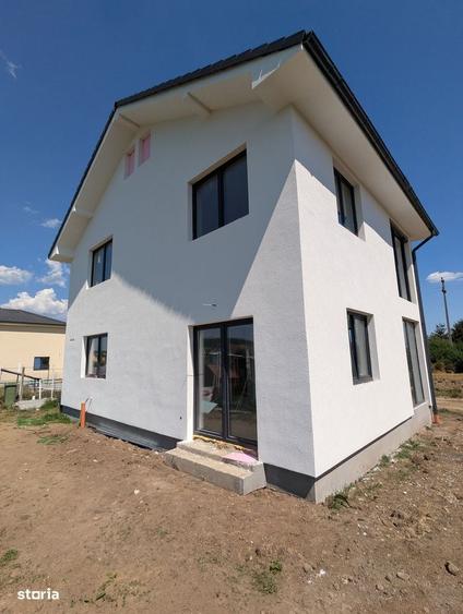 Casă cu 4 camere în Cristian