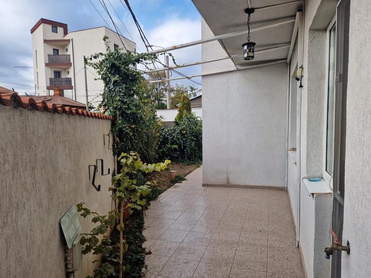 Apartament cu 3 camere decomandat în Titan