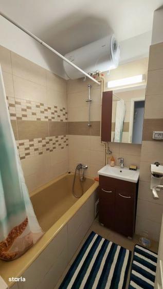 Apartament cu 3 camere semidecomandat, mobilat în Tei