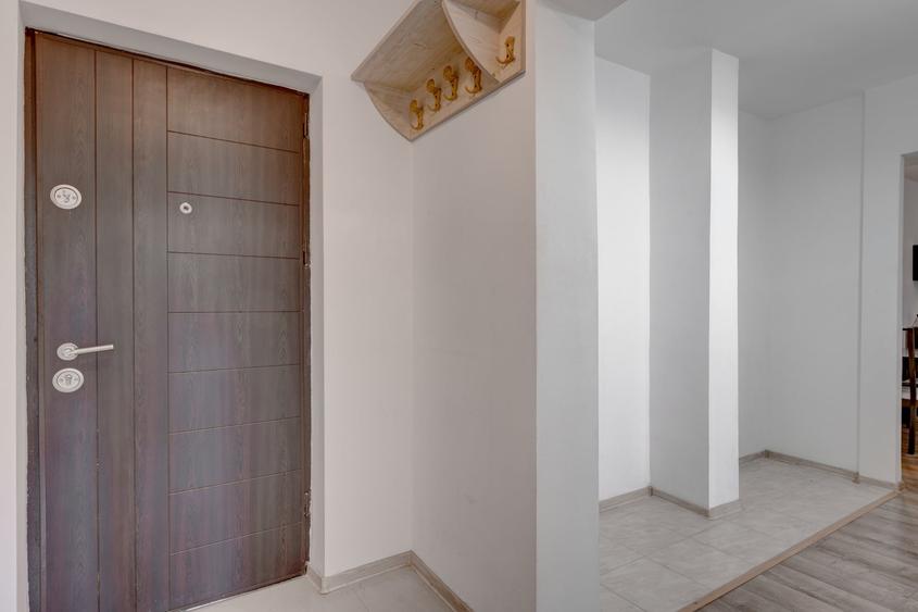 Apartament cu 3 camere semidecomandat în Rahova