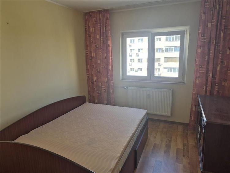 Apartament cu 3 camere semidecomandat în Pantelimon