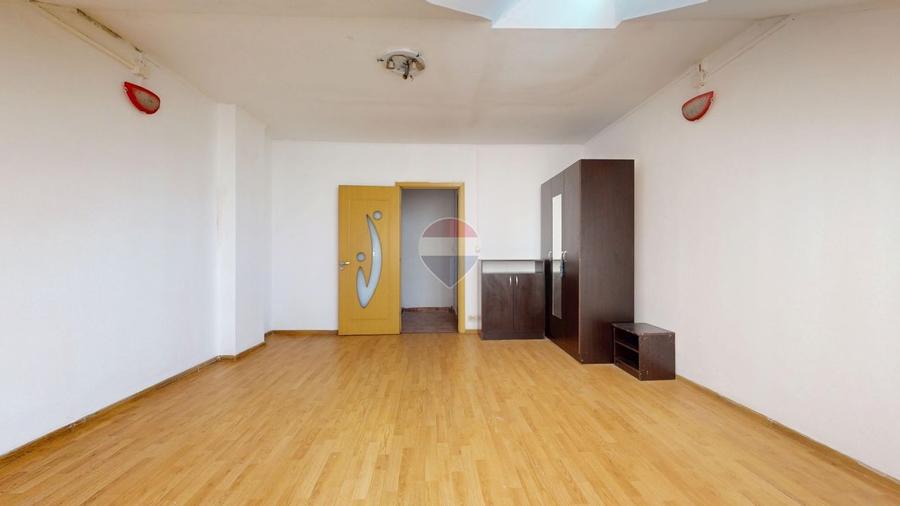 Apartament cu 3 camere semidecomandat, mobilat în Florilor