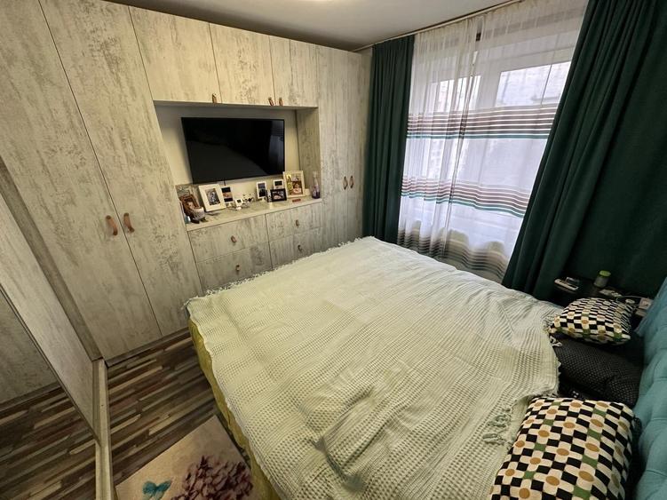 Apartament cu 4 camere semidecomandat, mobilat în Moșilor