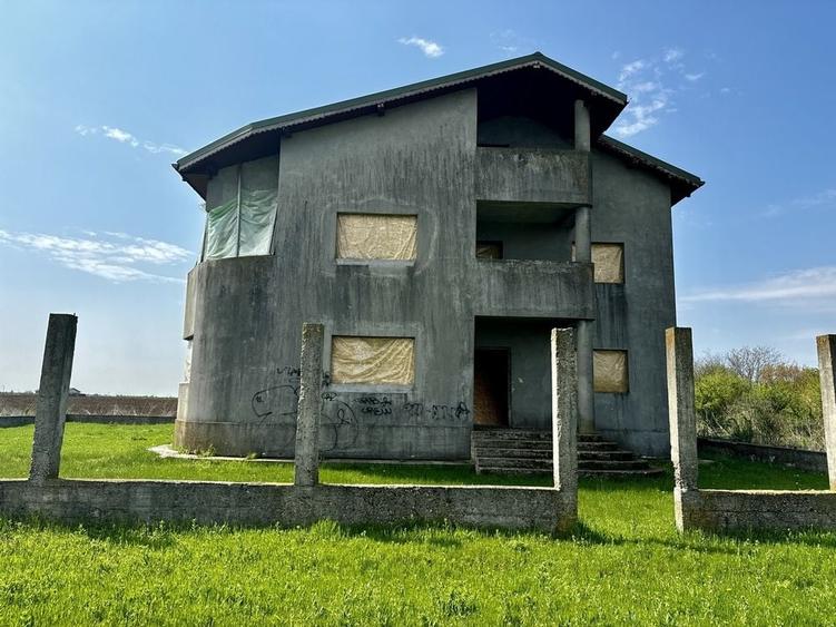 Casă cu 4 camere în Corbeanca