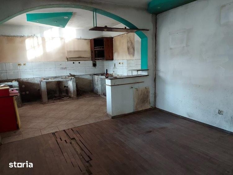 Casă cu 5 camere cu Teren 1380 Mp în Costești