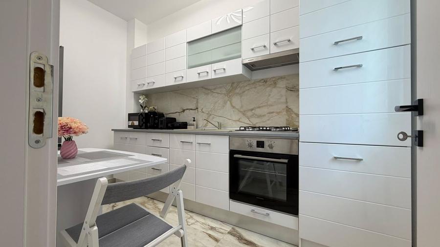 Apartament cu 2 camere decomandat, mobilat în Central
