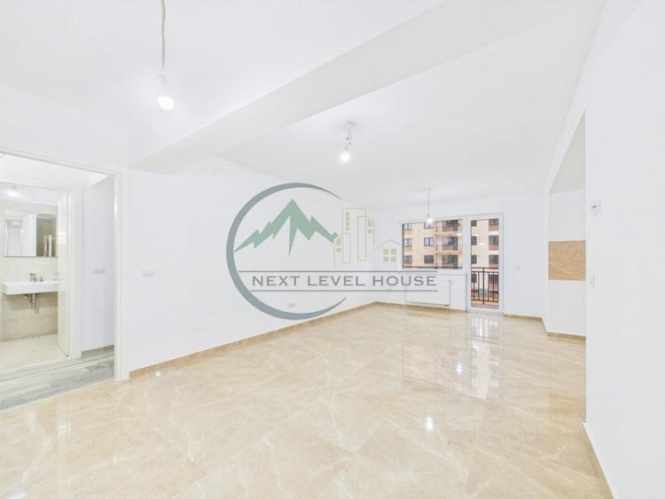 Apartament cu 3 camere decomandat în Tractorul