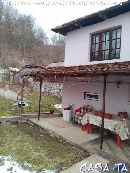 Casă individuală cu 5 camere cu Teren 3424 Mp în Central