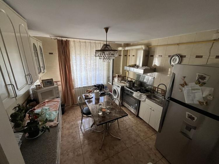 Apartament cu 3 camere decomandat în Vărsătura