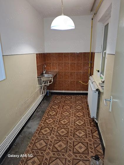 Apartament cu 3 camere semidecomandat în Cet