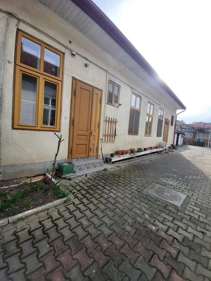 Casă individuală cu 6 camere cu Canalizare în Central