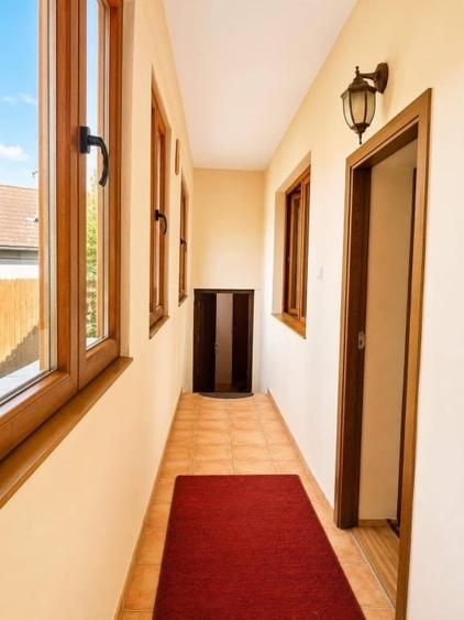 Casă individuală cu 5 camere cu Garaj în Est