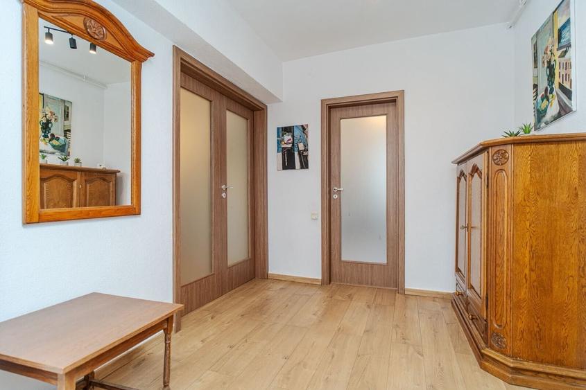Apartament cu 3 camere semidecomandat, mobilat în Centru Civic