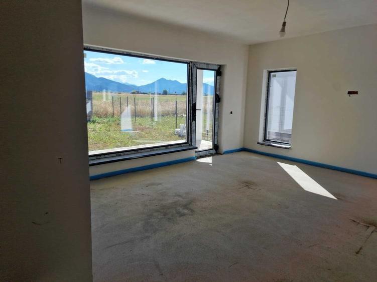 Casă cu 4 camere în Tărlungeni