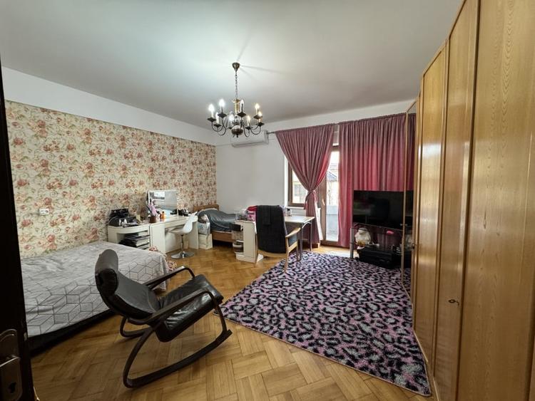 Duplex cu 4 camere cu Canalizare în Democrației