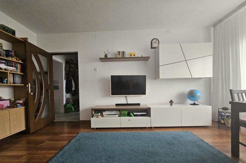 Apartament cu 3 camere decomandat în Dristor