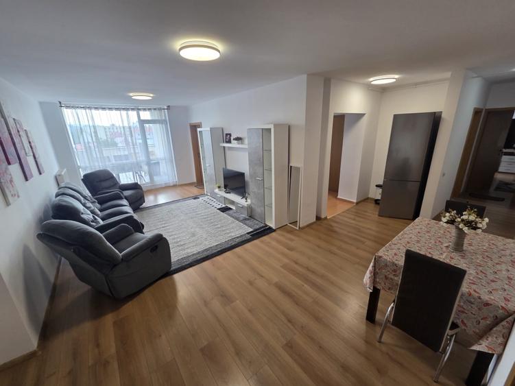 Apartament cu 4 camere semidecomandat în Central