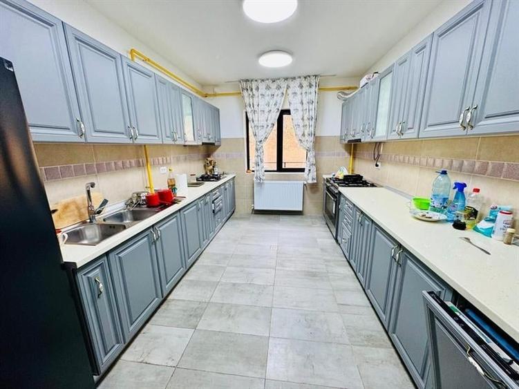 Casă individuală cu 5 camere cu Teren 7555 Mp în Central