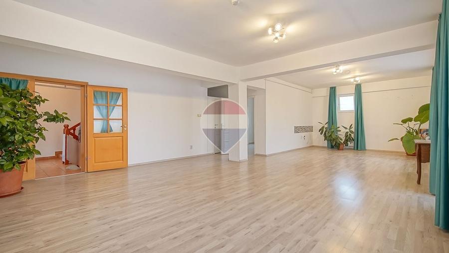 Casă individuală cu 6 camere cu Teren 300 Mp în Blumăna