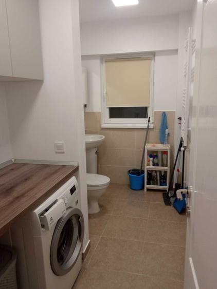 Apartament cu 3 camere decomandat în Calea Victoriei