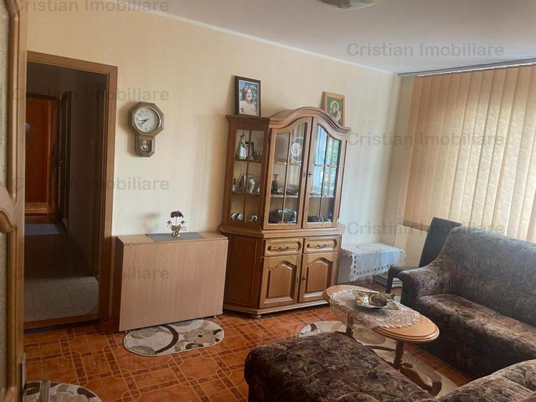 Apartament cu 4 camere semidecomandat în Hipodrom