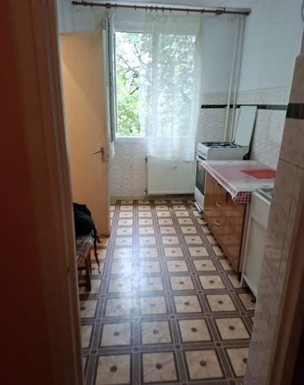Apartament cu 3 camere semidecomandat în Rahova