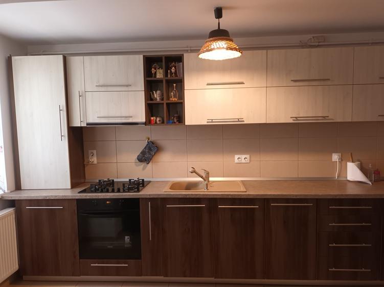 Apartament cu 4 camere decomandat în Tractorul