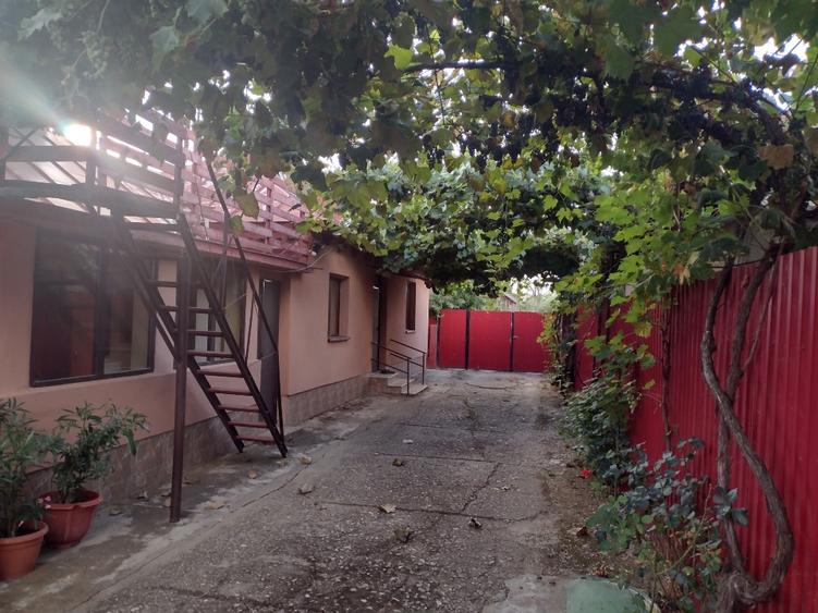 Casă individuală cu 4 camere cu Teren 1800 Mp în Comănița