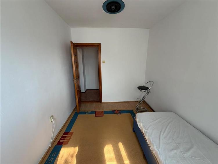 Apartament cu 3 camere decomandat, mobilat în Central