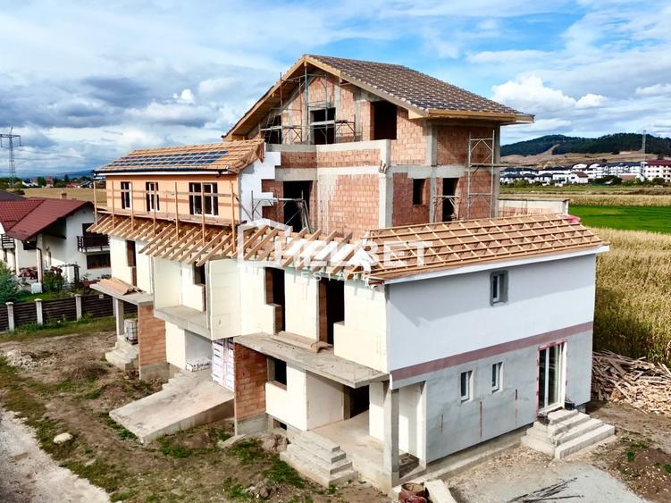 Duplex cu 4 camere cu Canalizare în Sânpetru