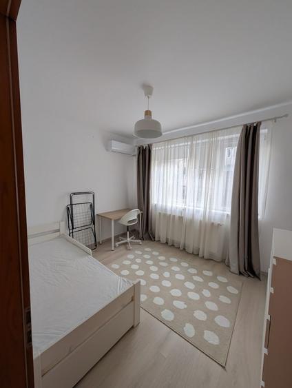 Apartament cu 3 camere semidecomandat în Calea Dumbrăvii