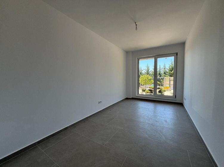 Apartament cu 3 camere decomandat în Exterior Vest
