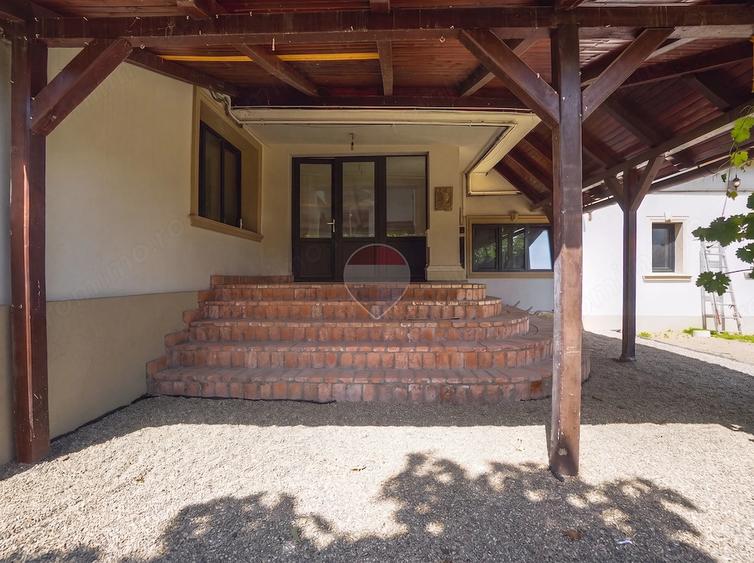 Casă cu 9 camere cu Teren 450 Mp în Cristian