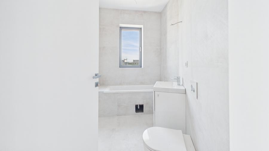 Apartament cu 3 camere semidecomandat în Grivița