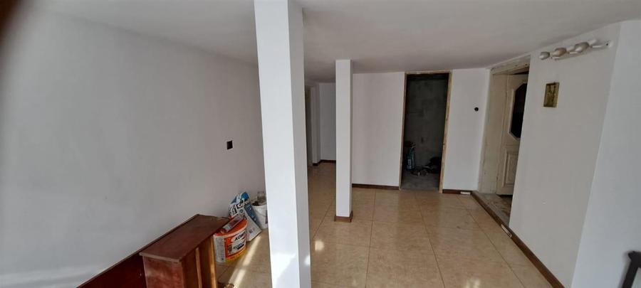 Casă individuală cu 6 camere cu Canalizare în Central